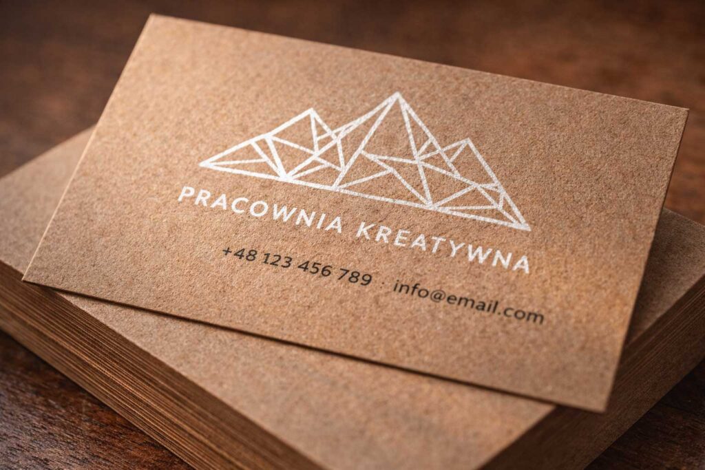 wizytowkia-kraft-z-bialym-nadrukiem
