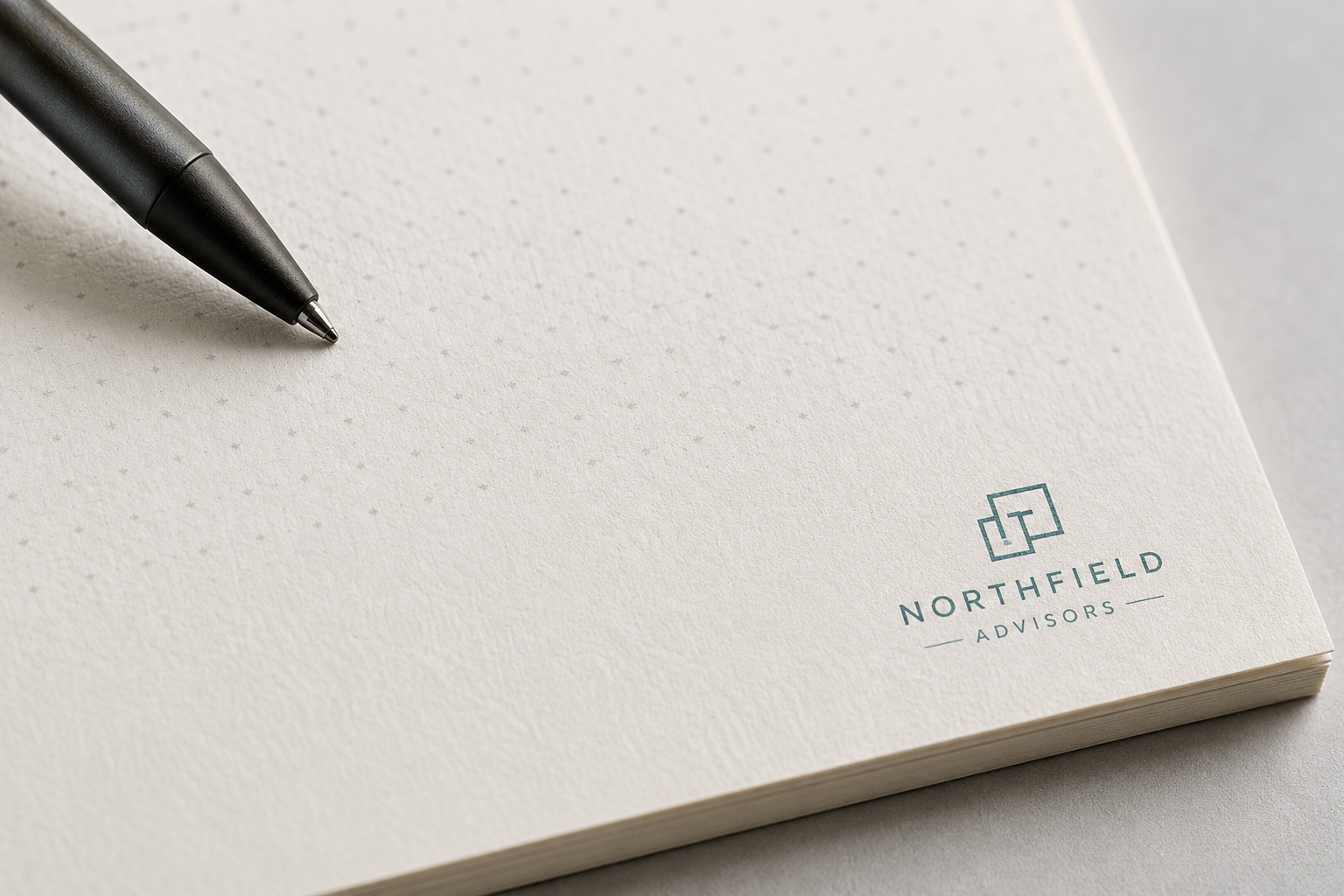 delikatne stonowane logo na kartce notesu w kratke kropkowaną