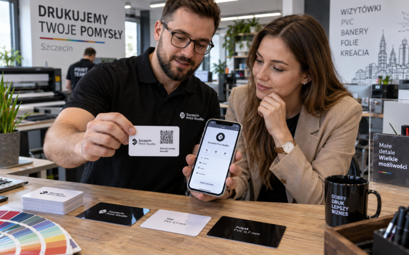 wizytowki qr 1 Test skanowania kodu QR na plastikowej wizytówce PVC podczas konsultacji w drukarni w Szczecinie.